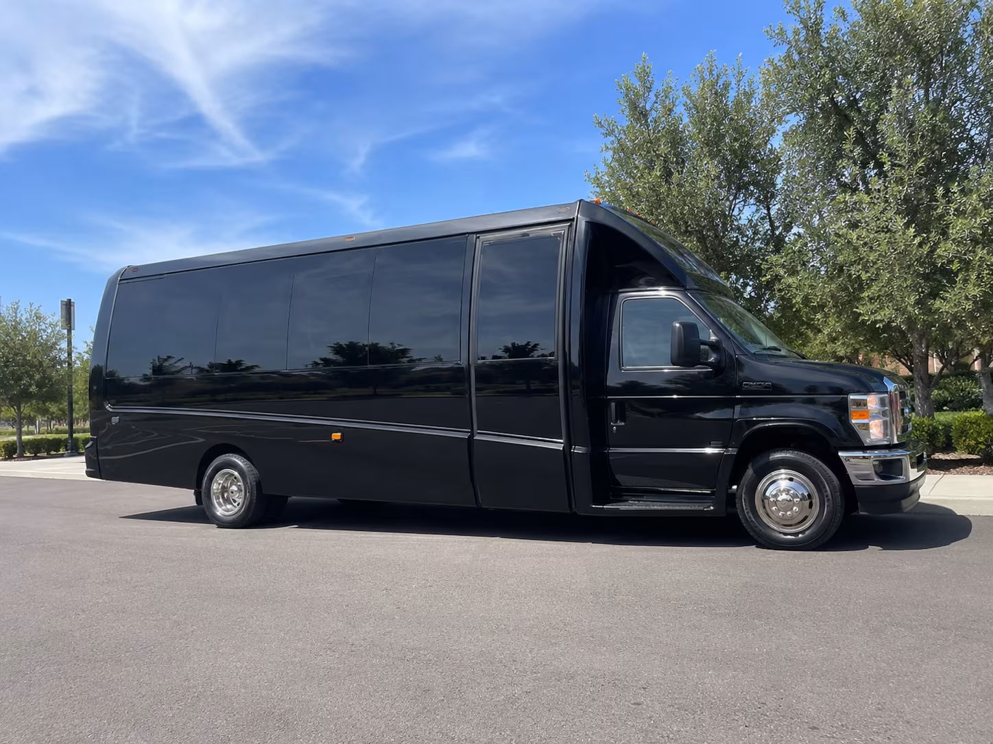 corporate airport transfer buses between waterford and dtw